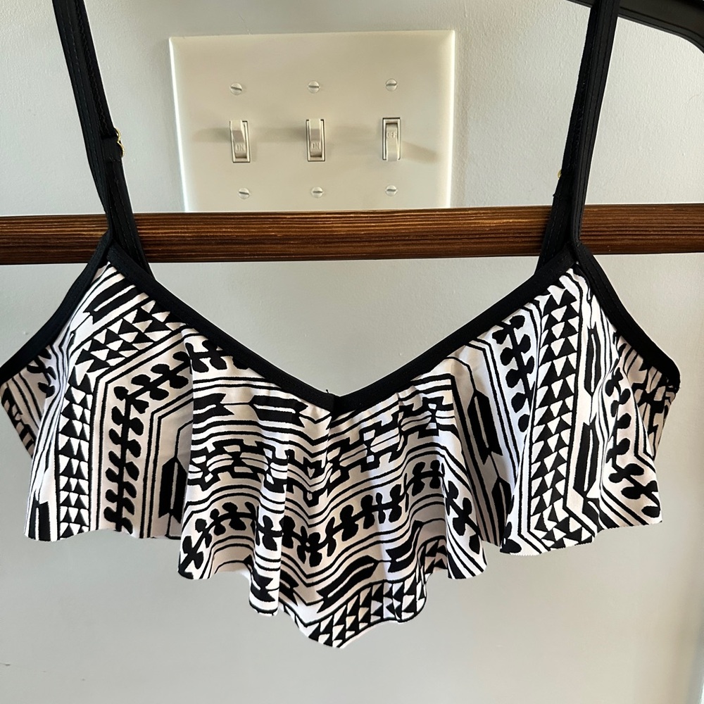 Gianni Bini Black and White Geometric Bathing Suit top
